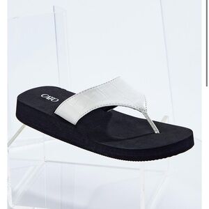 CROC STRAP FLIP FLOPS
